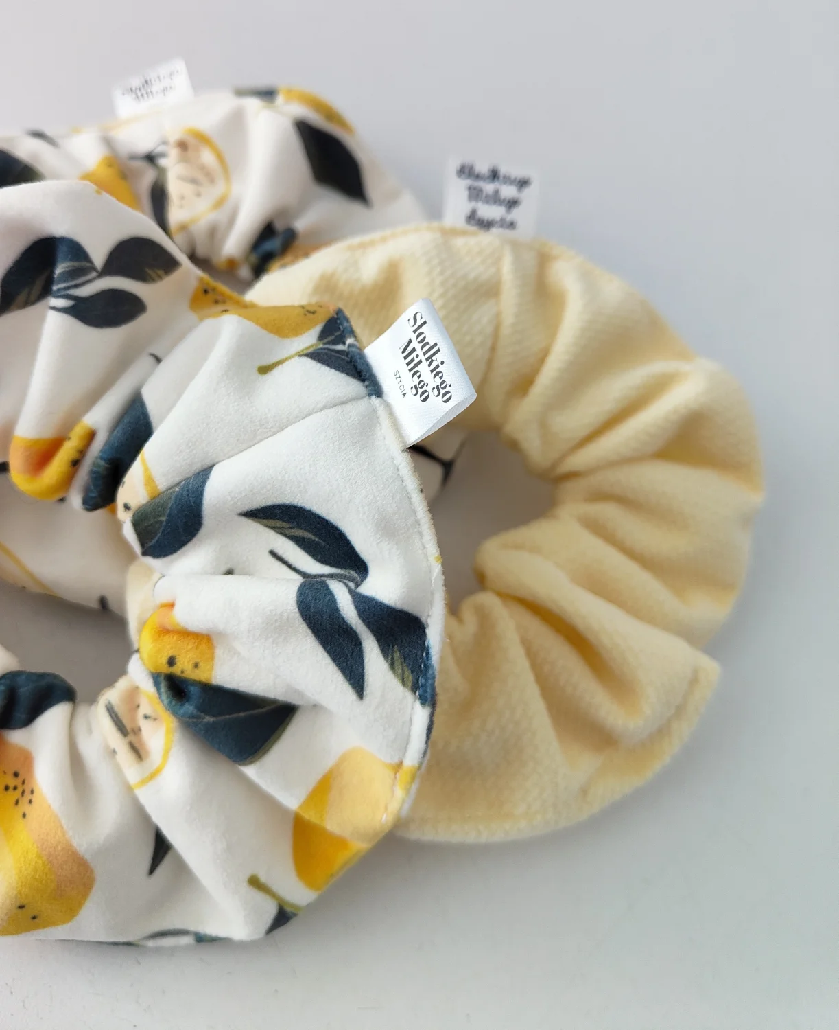 Scrunchie JUICY LEMONS 1szt - frotka do włosów welur